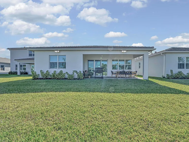 14185 SW Daphne St — Photo 33