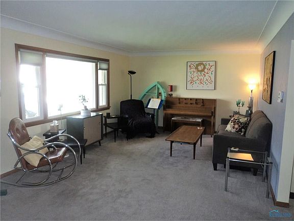 3rd image of 921 Gustin Ave