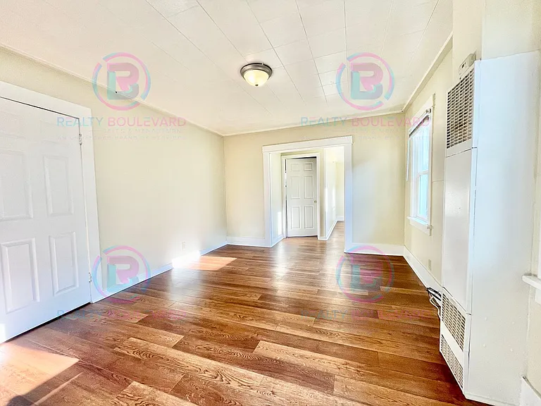 722 E 7th St — Photo 4