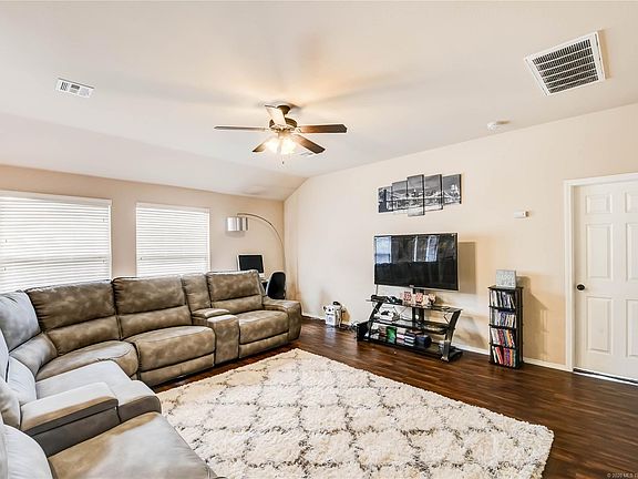 3rd image of 2509 W Imperial St