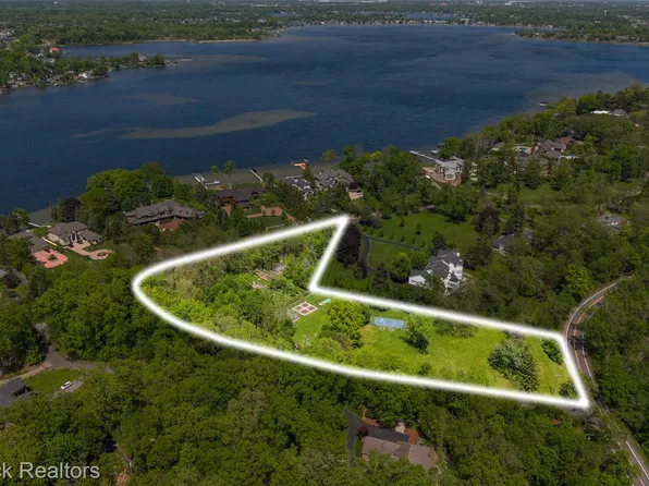 4785 Dow Ridge Rd, Orchard Lake, MI 48324