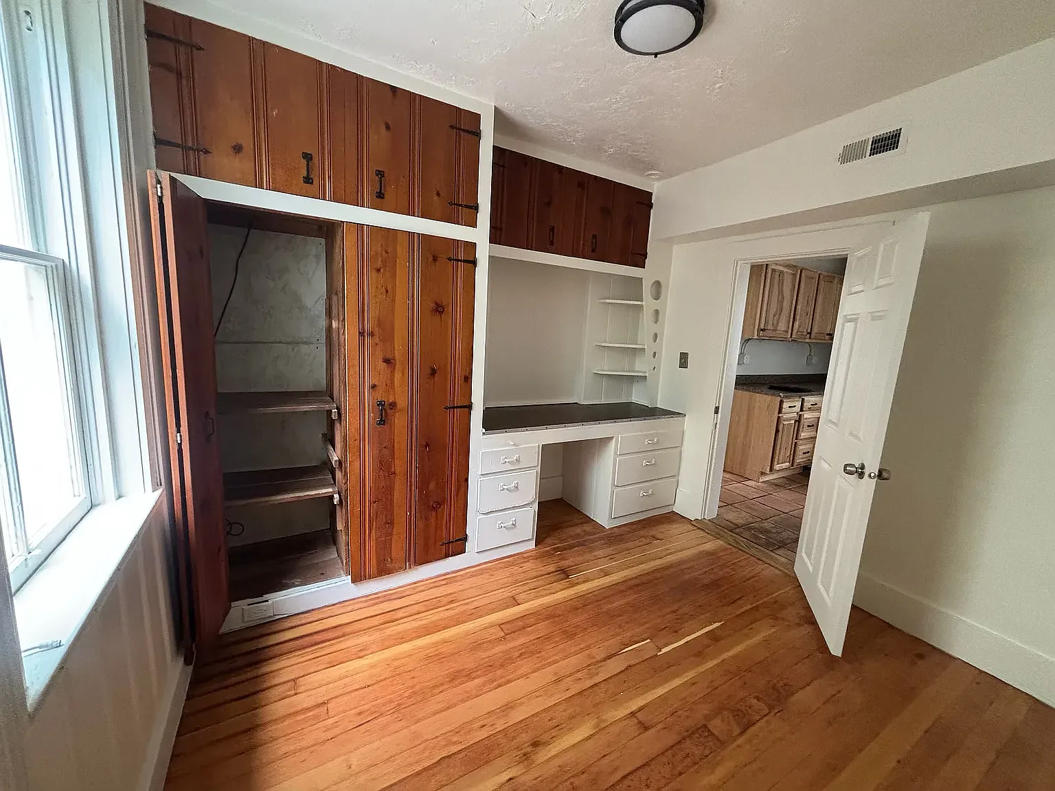3 bed, 1100 sqft, $2,100 — Photo 4