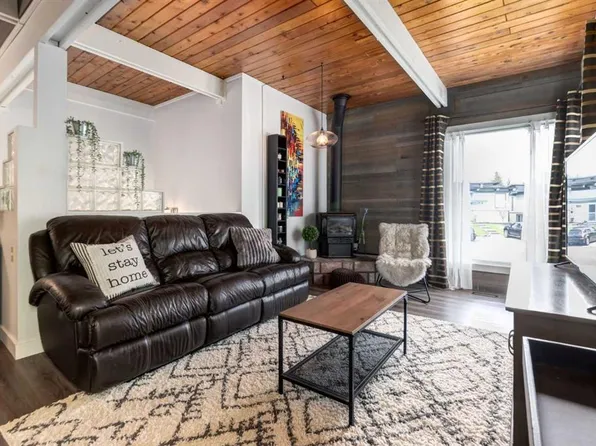 333 W Braxton Pl SW #4, Calgary, AB T2W 2E7