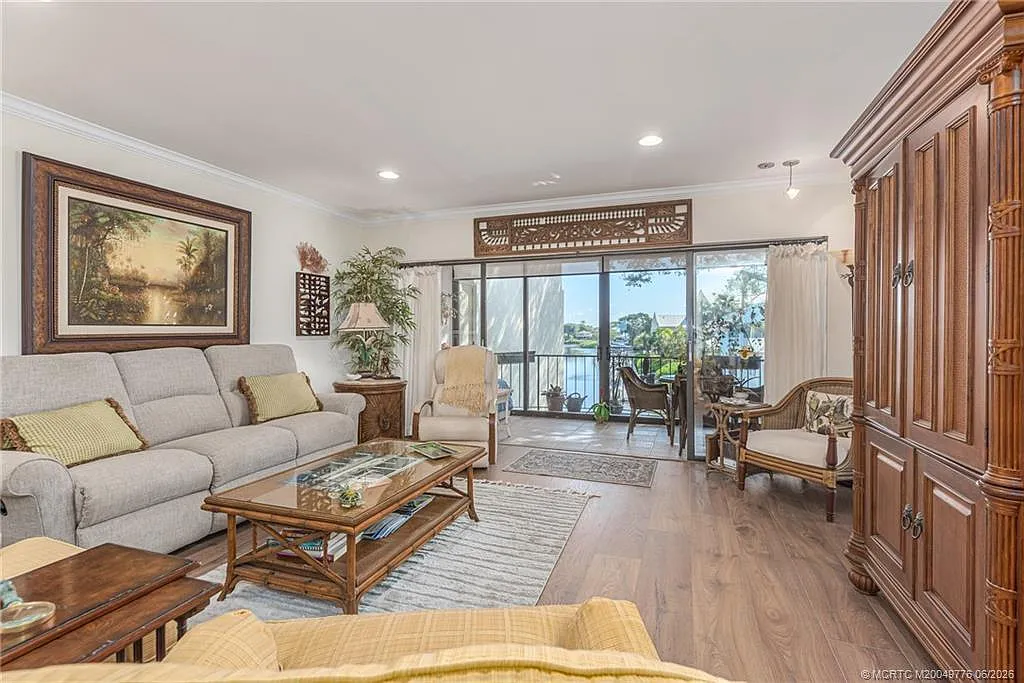 2 bed, 2.0 bath, 1300 sqft, $3,250 — Photo 2