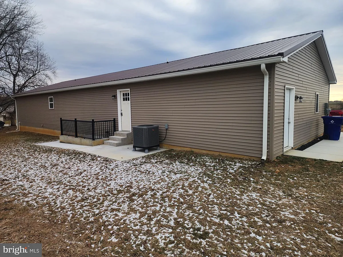Building Photo - 235 Hickory Dr