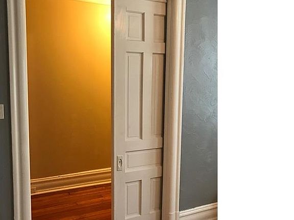 4th image of 4468 Clarence Ave #1
