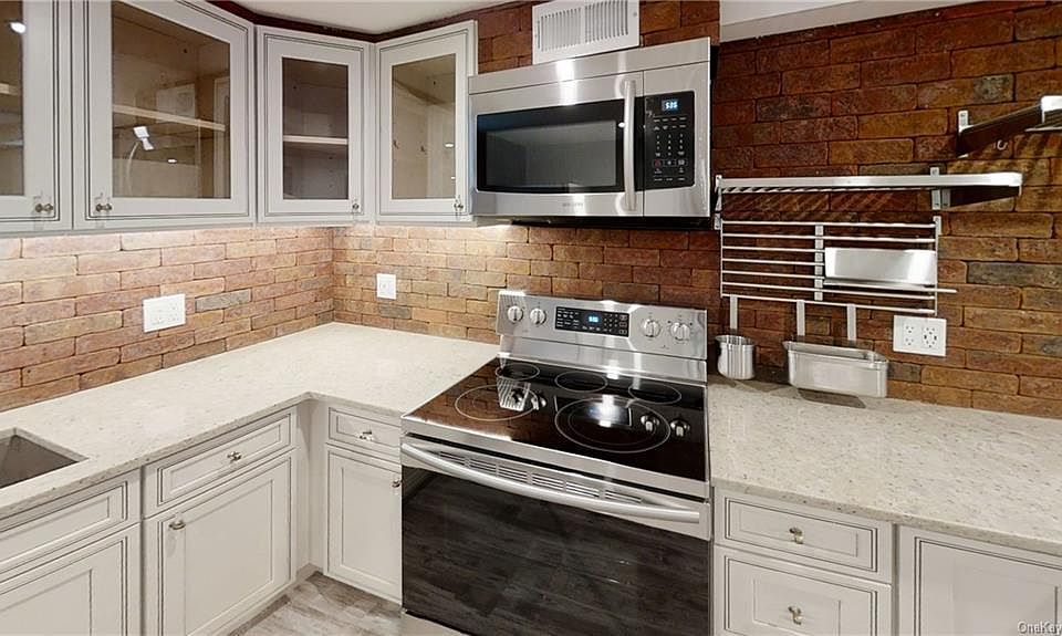 1st image of 3 Ashford Pl Floor 1