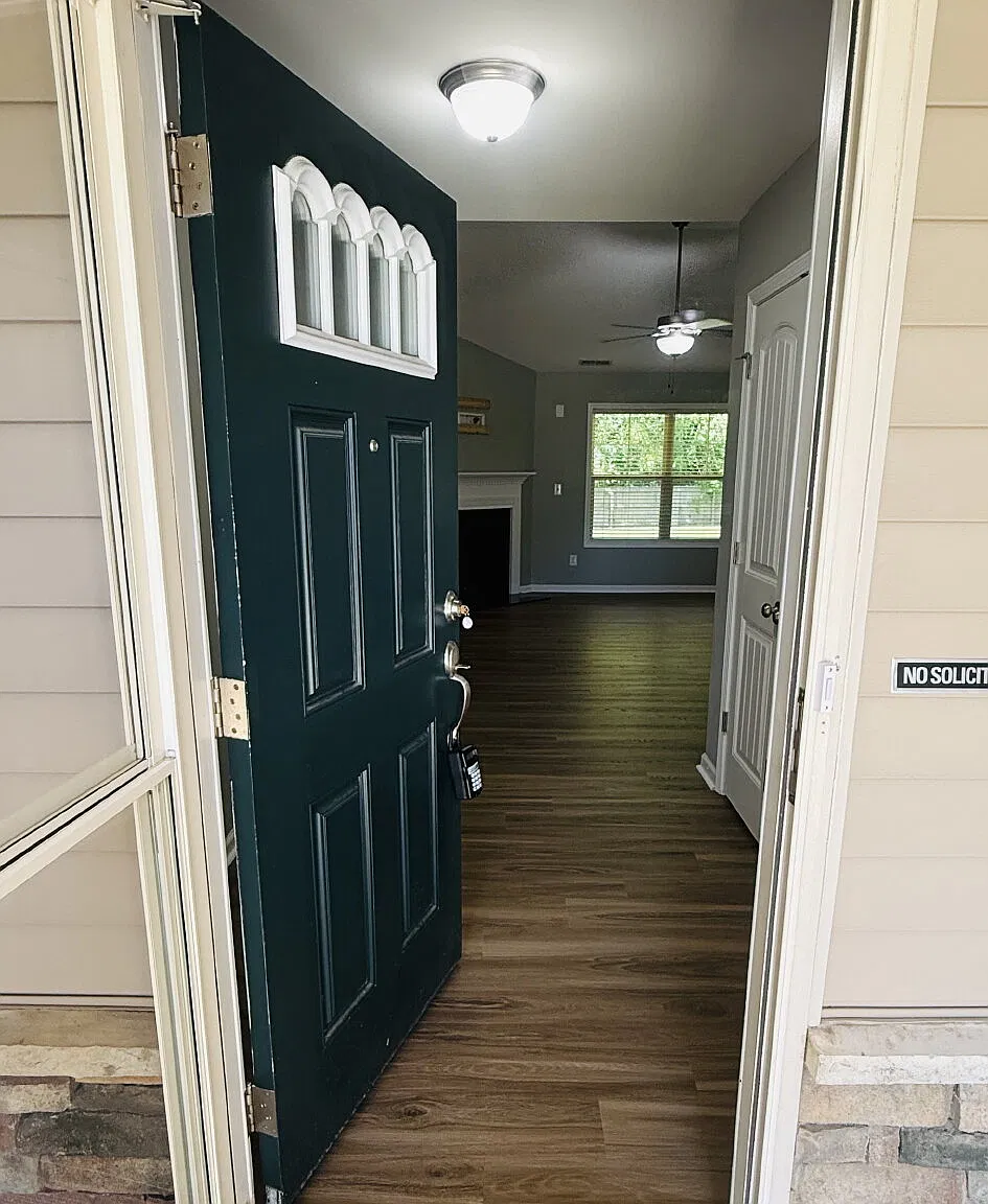 4 bed, 2.0 bath, 1821 sqft, $1,900 — Photo 2