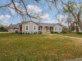1502 1st St, Floresville, TX 78114