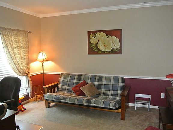 FORMAL LIVING CAN BE USED AS A FLEX ROOM.
