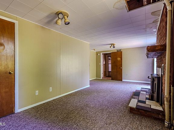 5th image of 812 Redbud Dr