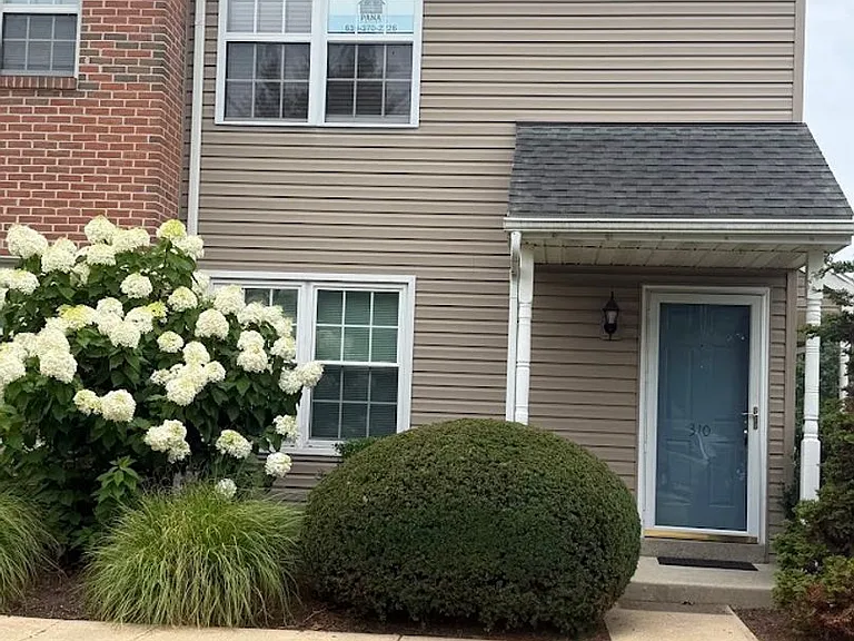 310 Peters Way — Photo 2
