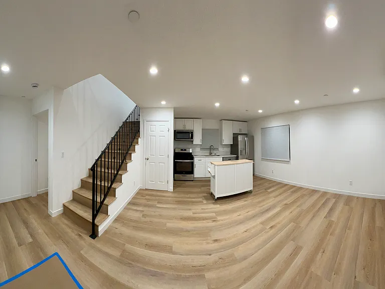 18654 1/2 Runnymede St — Photo 2
