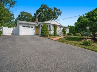 107 Hollow Tree Dr, Cranston, RI 02920