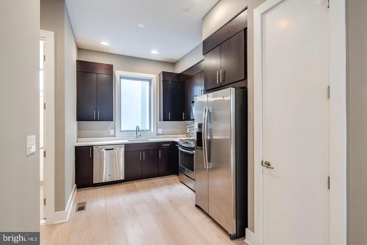 3 bed, 3.0 bath, 1896 sqft, $3,095 — Photo 2