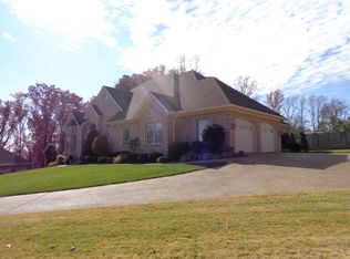 1305 Fox Chase Dr, Paris, TN 38242