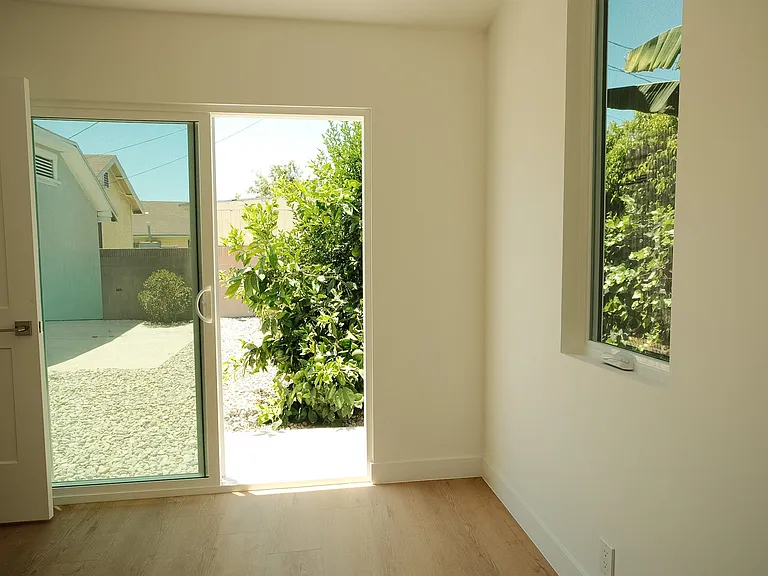 4313 1/2 Kenwood Ave — Photo 25