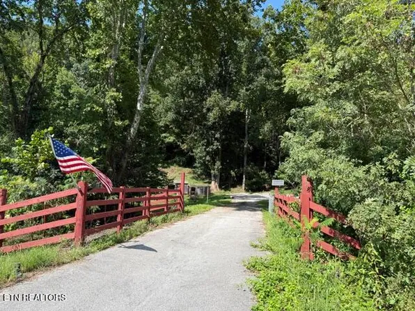 592 Morgan Co Hwy, Harriman, TN 37748