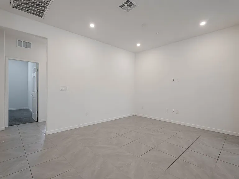 902 Bronzite St — Photo 18