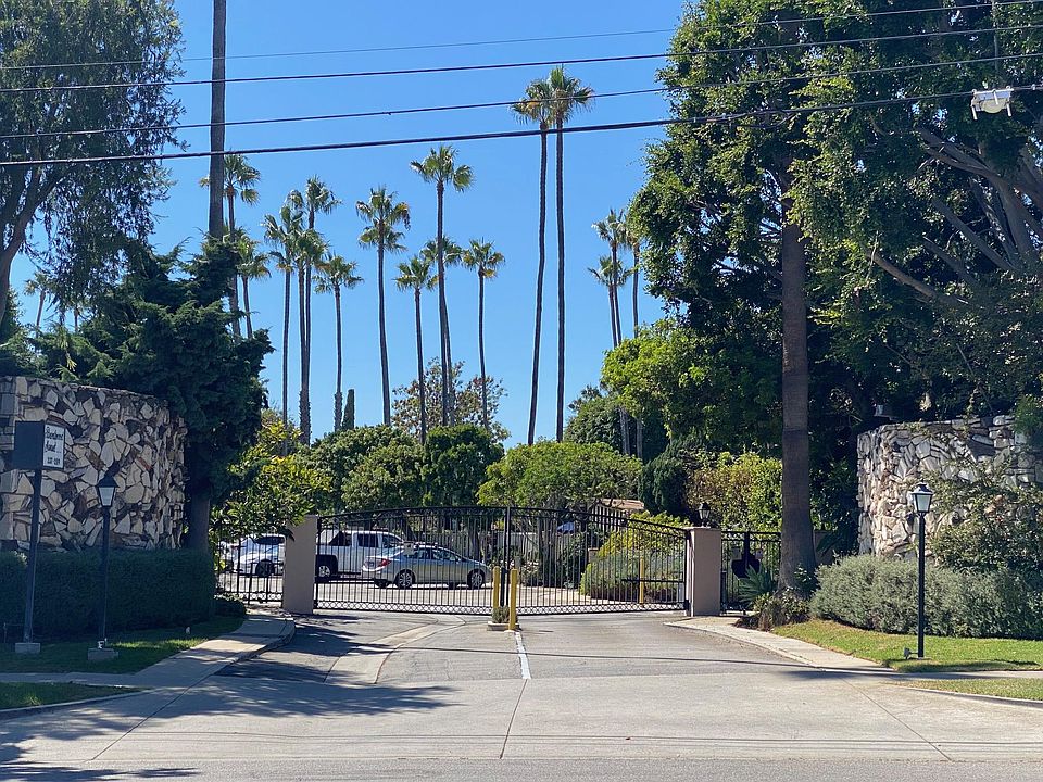 Main gated entrance to Brentwood Sunset