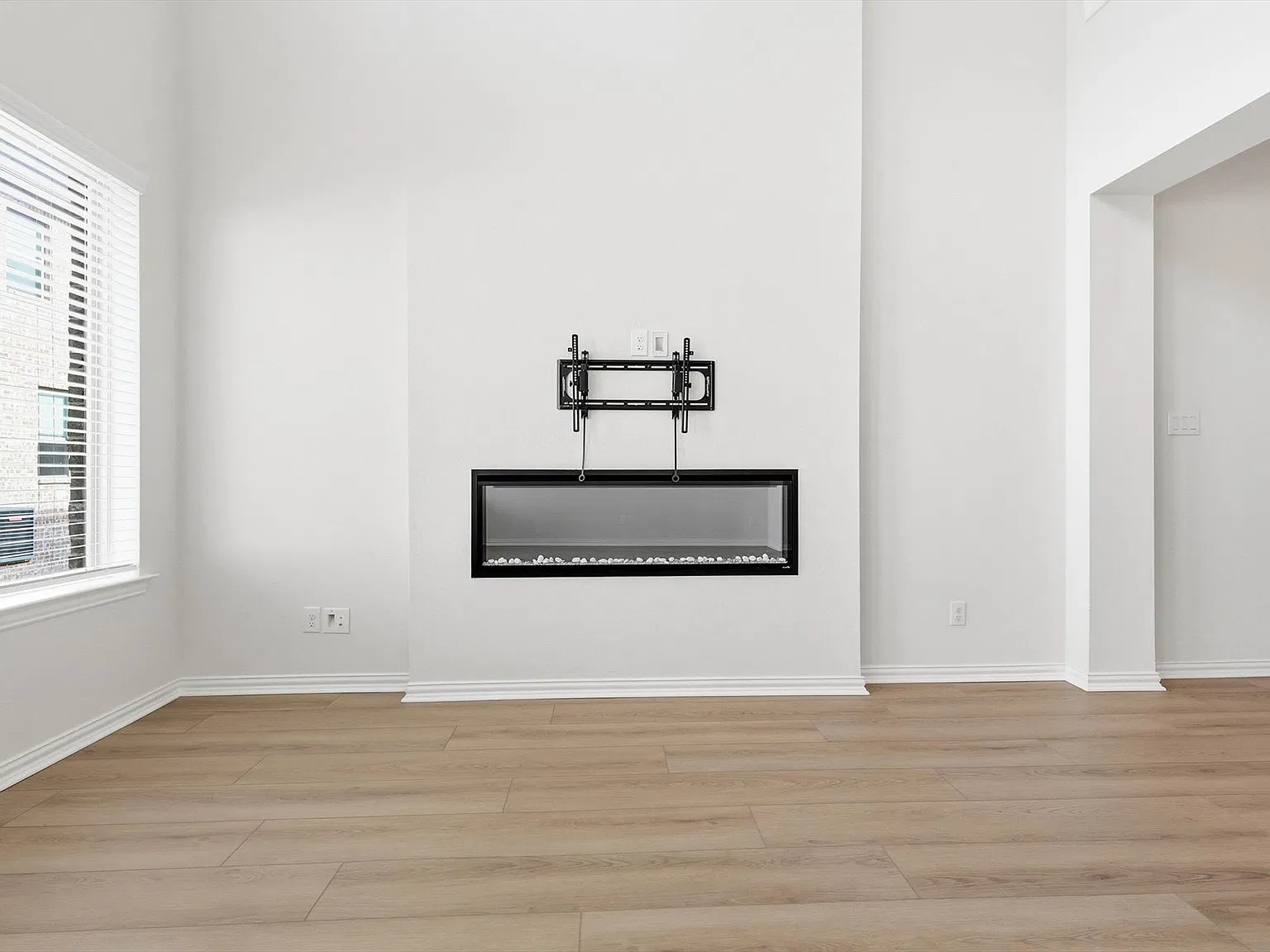 3 bed, 2289 sqft, $3,300 — Photo 4