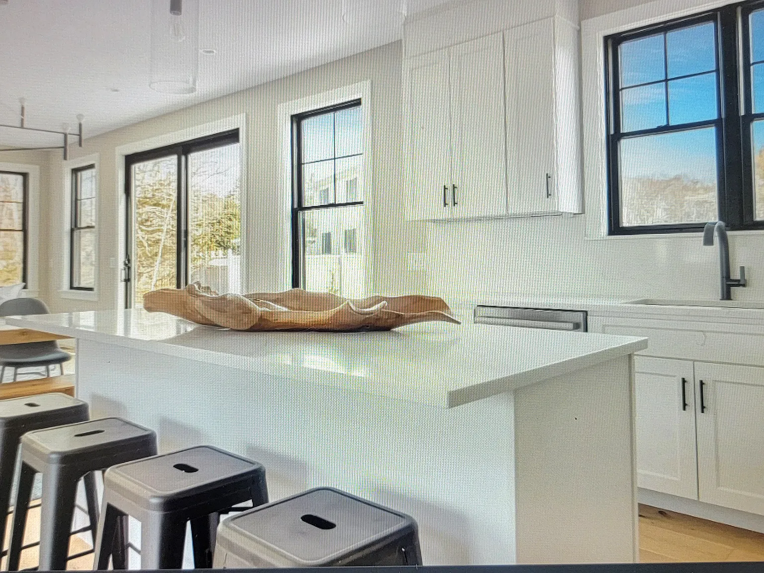 4 bed, 2500 sqft, $5,500 — Photo 3