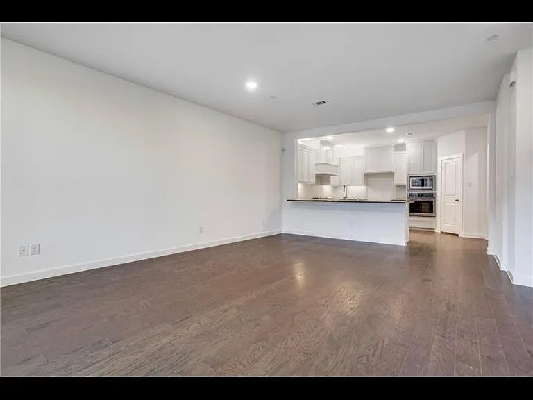 1554 Ludlow St — Photo 8