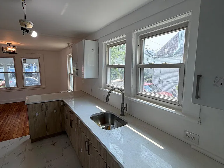 27 Roselyn Pl — Photo 4