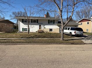 907 10th Ave NE, Aberdeen, SD 57401
