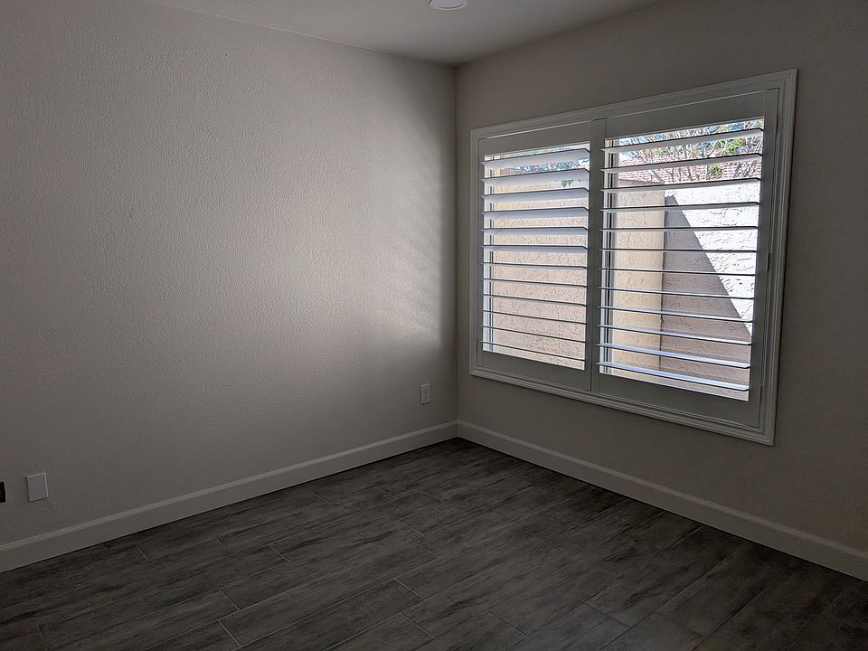 2nd bedroom (overlooking small 2nd patio)