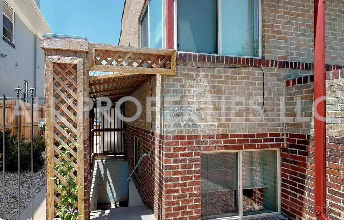 Building Photo - 1607 N York St #1607