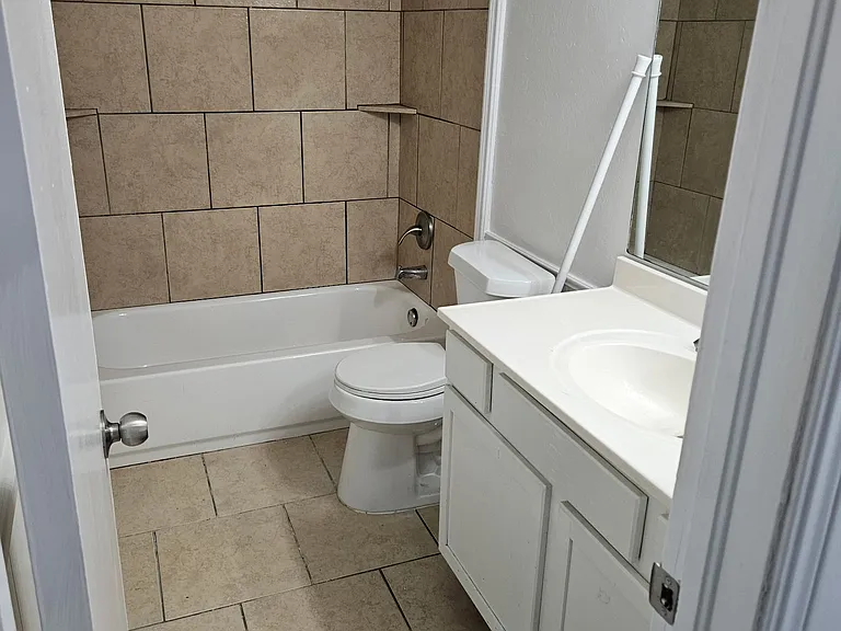 6101 N Brookline Ave #5 — Photo 4