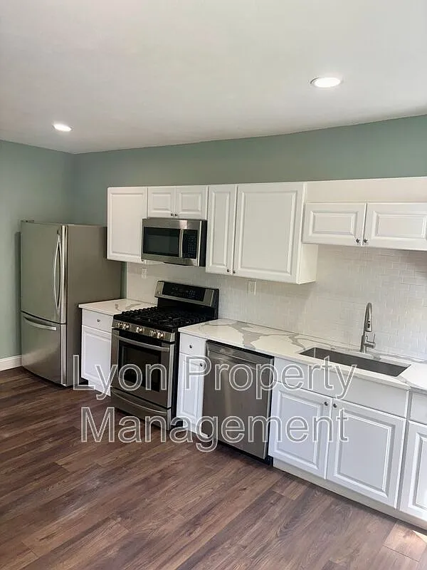 3 bed, 2.0 bath, 828 sqft, $2,250 — Photo 1
