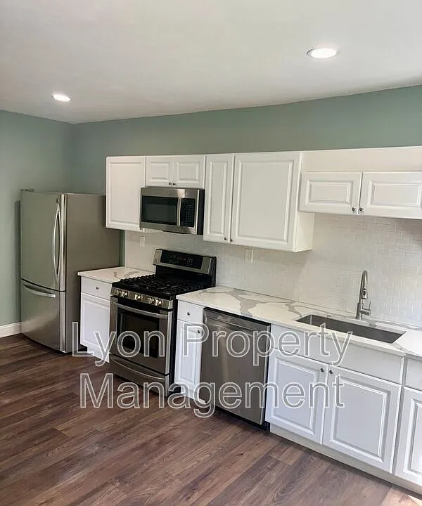 1 Grant Ave #2R