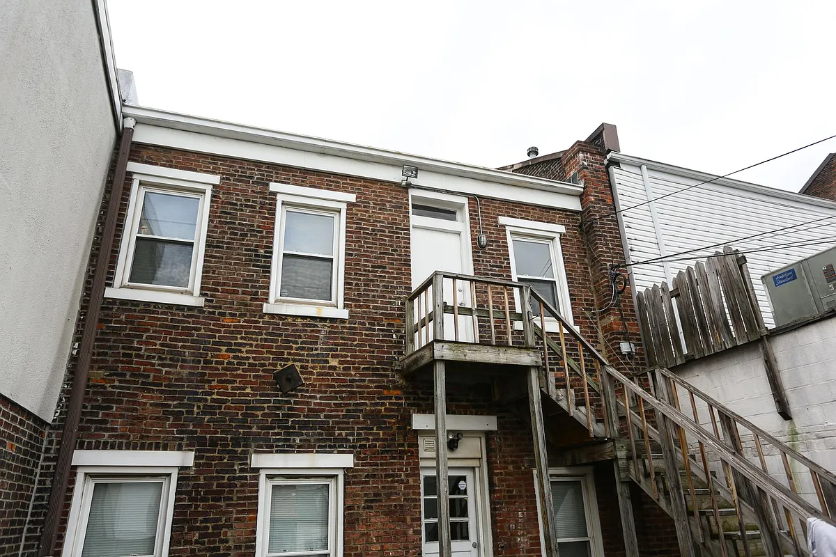 Building Photo - 1709 E Carson St #2