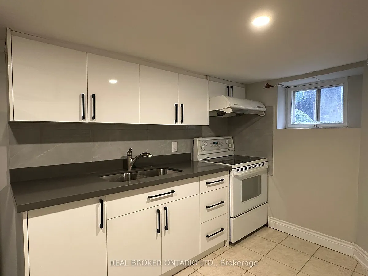 Photo 1 of 6 - 129 Wolseley St #BASEMENT - Toronto, ON Primary Photo - 129 Wolseley St #BASEMENT