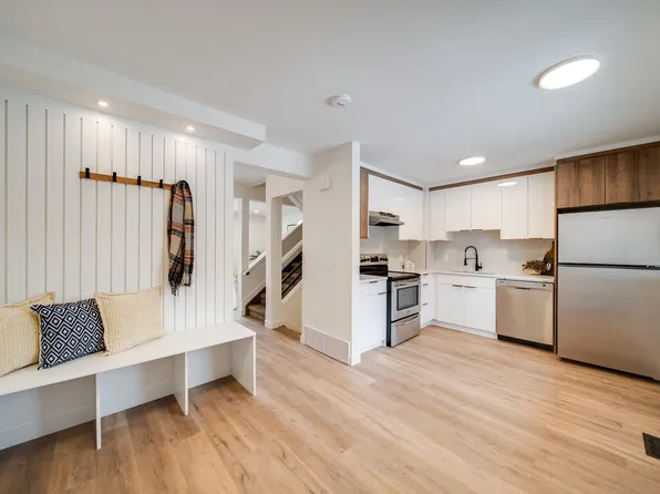 125 Woodborough Way NW, Edmonton, AB T5Y 1N2