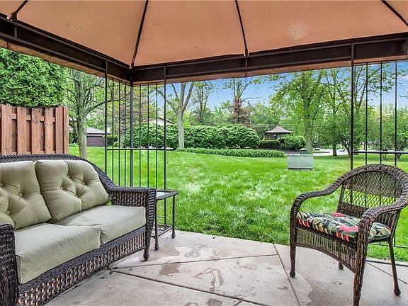 3rd image of 555 Charlesgate Cir
