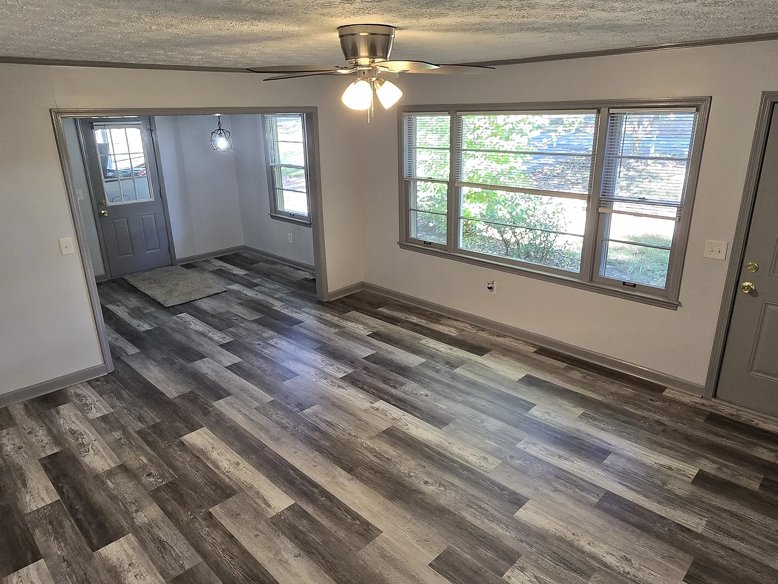 3 bed, 988 sqft, $1,900 — Photo 3