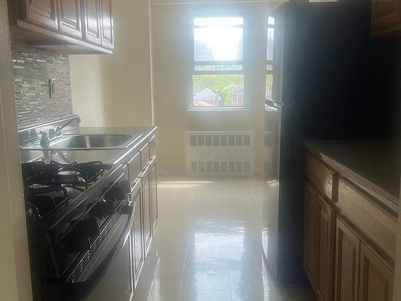 4th image of 2039 Blackrock Ave #4