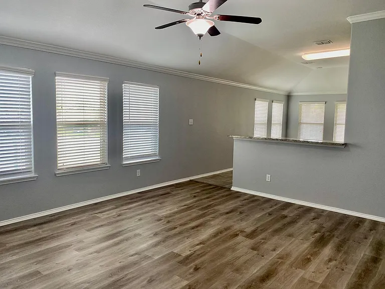279 Oxford Dr — Photo 2