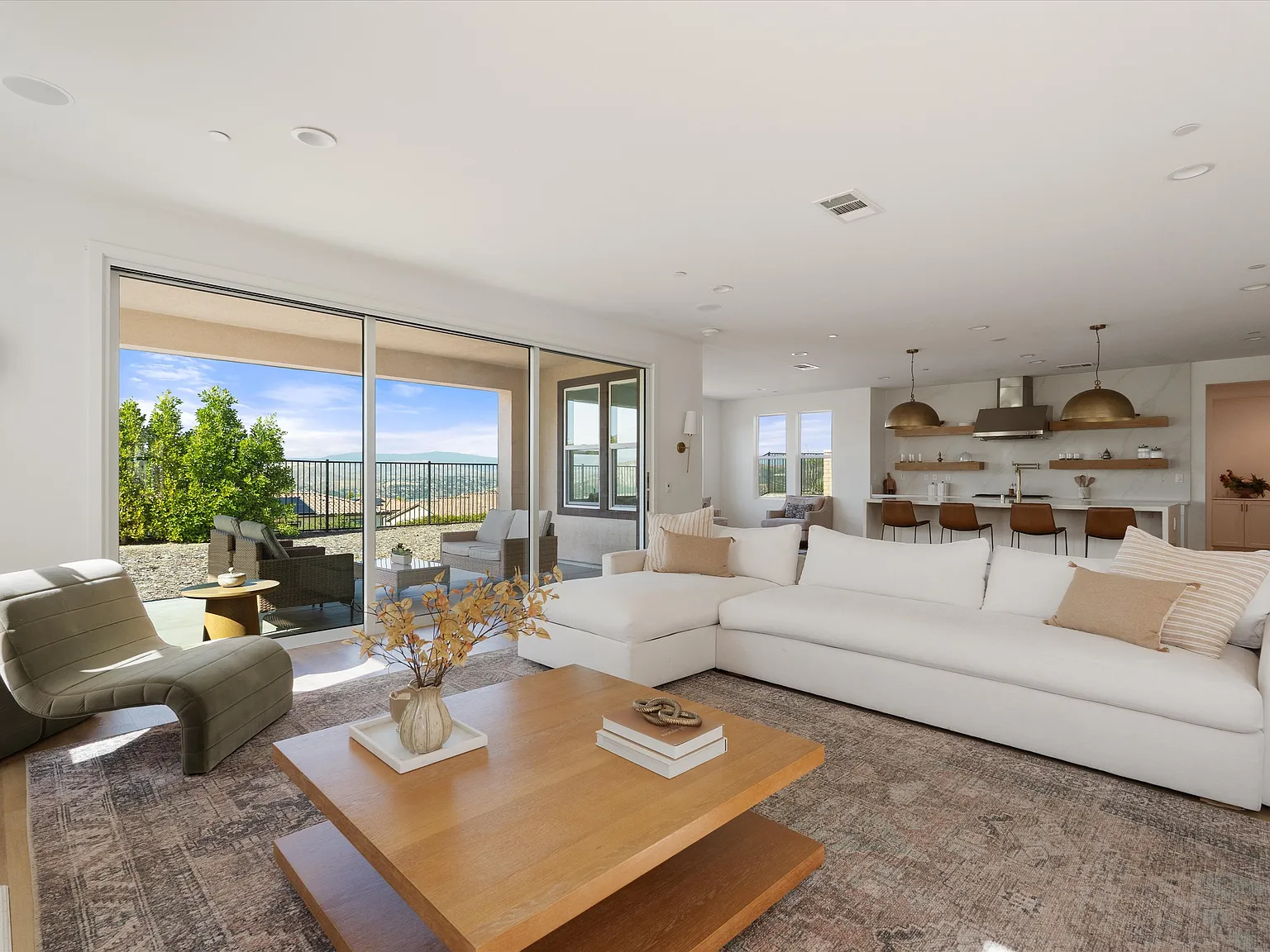 5 bed, 4.5 bath, 4000 sqft, $9,500 — Photo 4