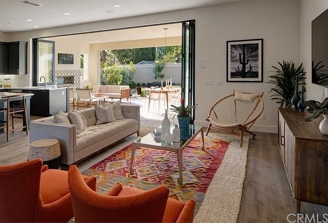 Pictures are representative of the model.