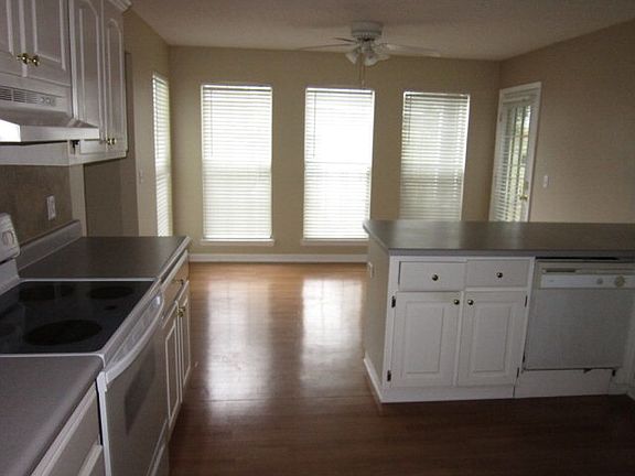 3rd image of 102 Dawn Ct