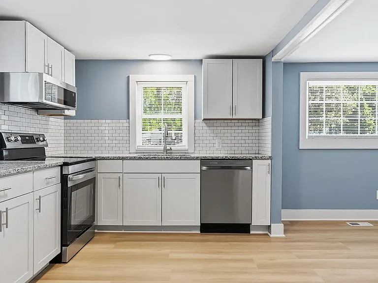 301 W John J Sharpe St — Photo 3