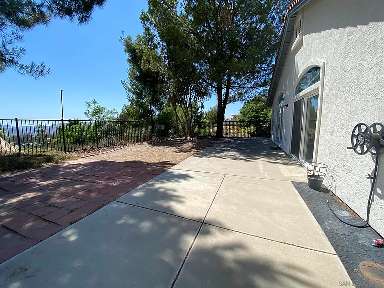 2401 Columbine Dr — Photo 12