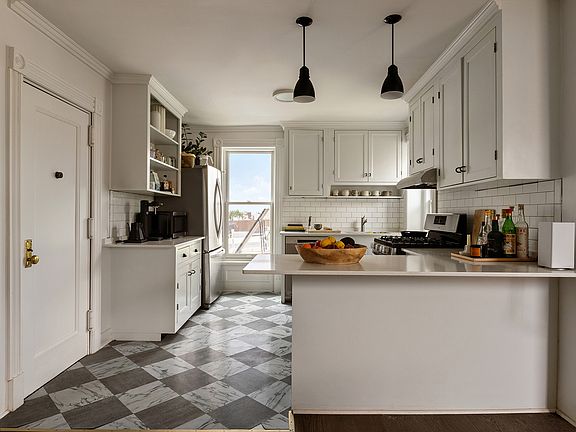 4th image of 374 14th St #4