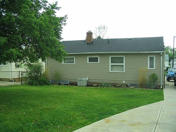 3rd image of 3613 Center Dr