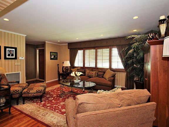 5th image of 139 Thompson Ave