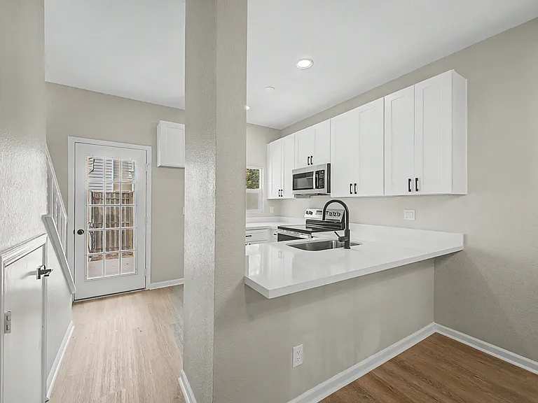 1601 N Saba St — Photo 5